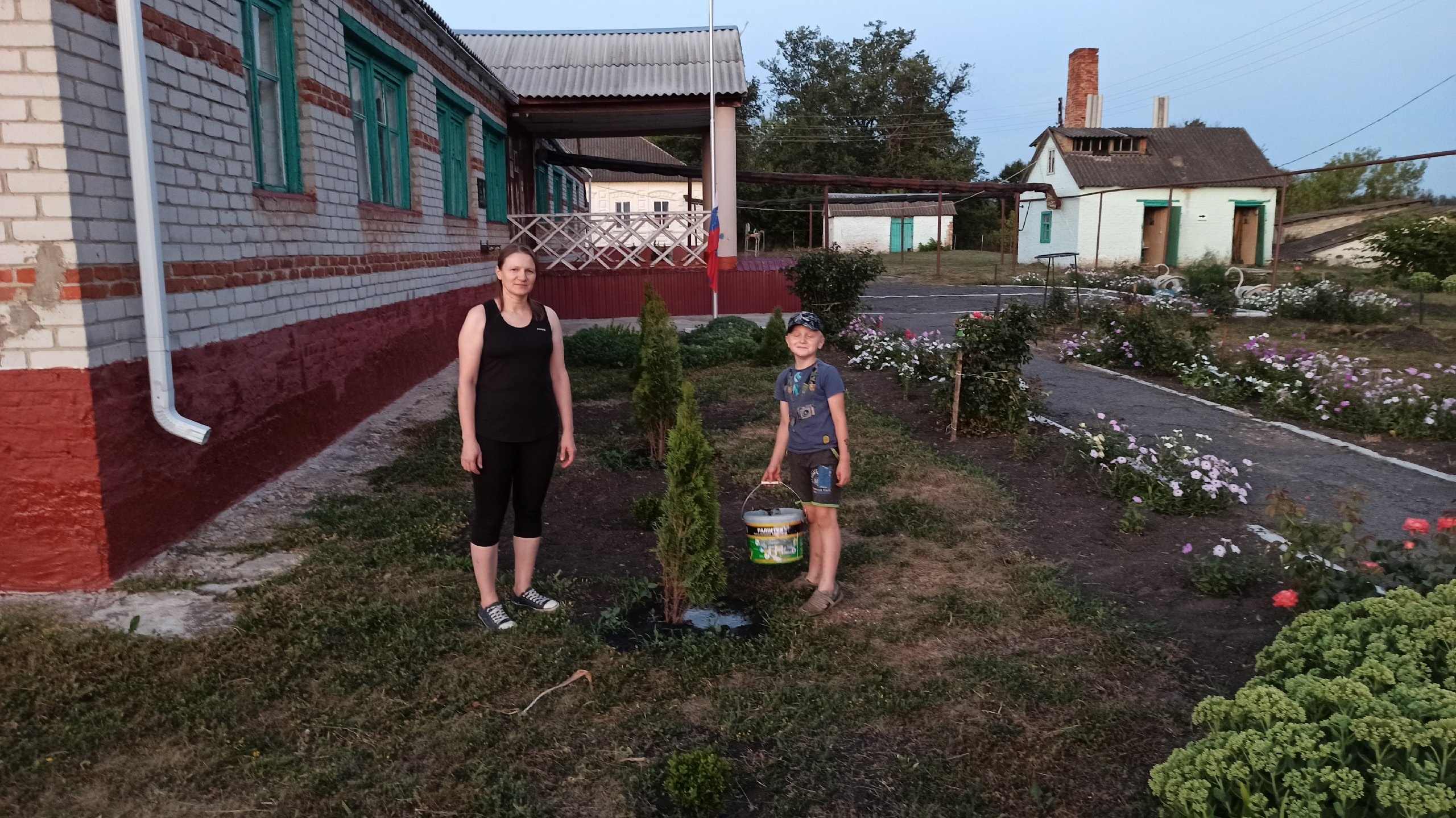 Ухаживаем за зелёными насаждениями..